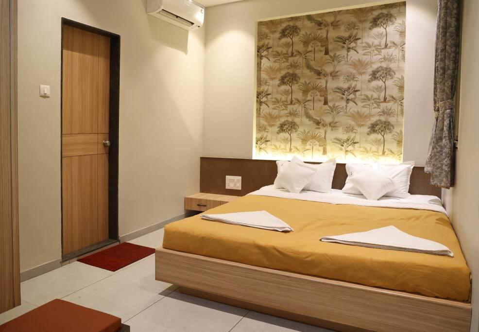'Sumadhu Homes 301 ' Kolhapur Esterno foto
